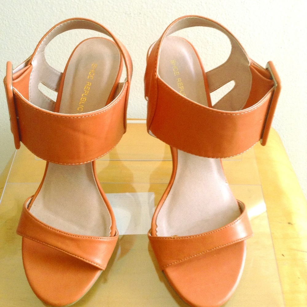 GU Shoe Republic La Extra Wide Ankle Band Pumps